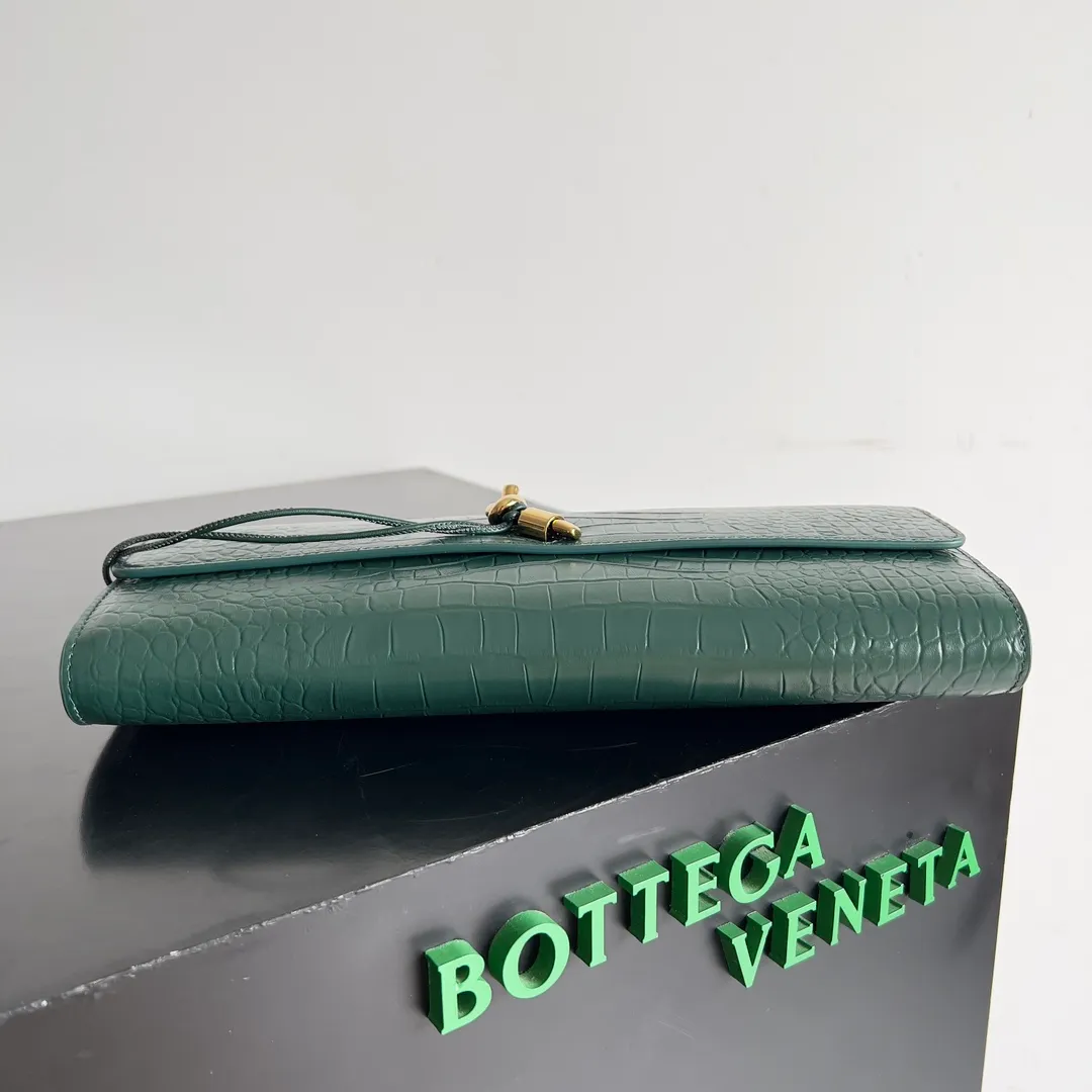 Batch 1420 Bottega Veneta Fall in love with Andiamo at first sight, new design, natural Nile rare leather crocodile pattern complex handbag, a model handbag for women, no need for color cover, no emotional camouflage, immersive depth and excitement, the classic element KNOT knot is inspired, modernist aesthetics and jewelry field craftsmanship reinterpret the knot element, bringing a clutch full of modern texture and elegant and quiet lady spirit. Style number: 741511 Size: 31*13*3cm